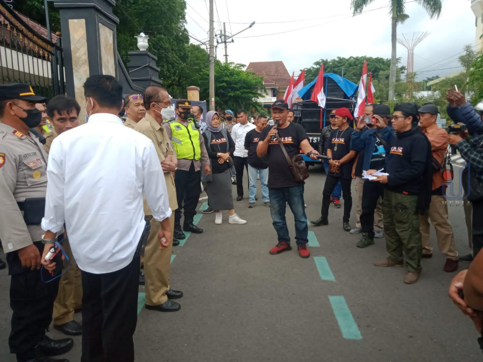 Polemik PDAM Magetan Terus Berlanjut, KALIS Turun Ke Jalan Gelar Aksi Damai