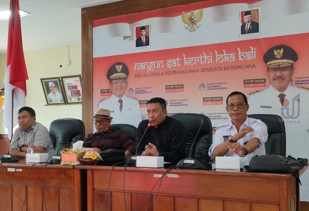Ket foto Wakil Ketua Dewan Pers, Agung Dharmajaya (dua dari kanan) saat memberikan arahan pada diskusi Dewan Pers dan SMSI Bali.