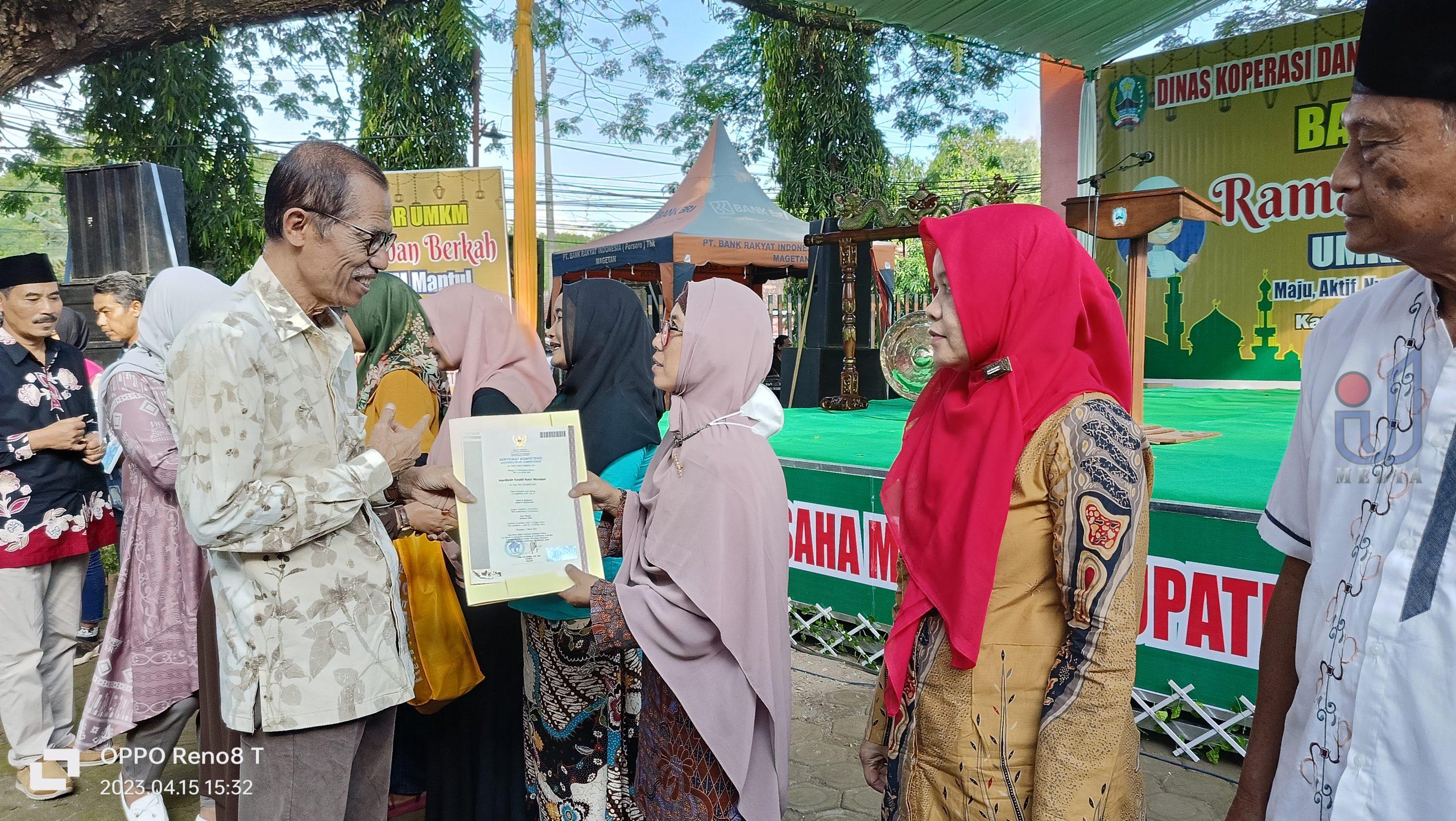 Foto Bupati Magetan Suprawoto, Saat Memberikan Sertifikasi Halal Kepada Pelaku Usaha, Dalam Acara Bazar UMKM di PG Purwodadi.