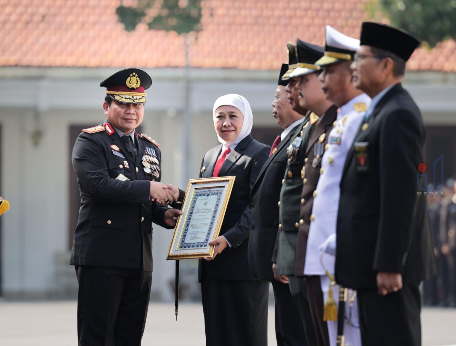 Hari Bhayangkara ke-77, Forkopimda Jatim Terima Penghargaan Tan Hana Dharma Mangrwa