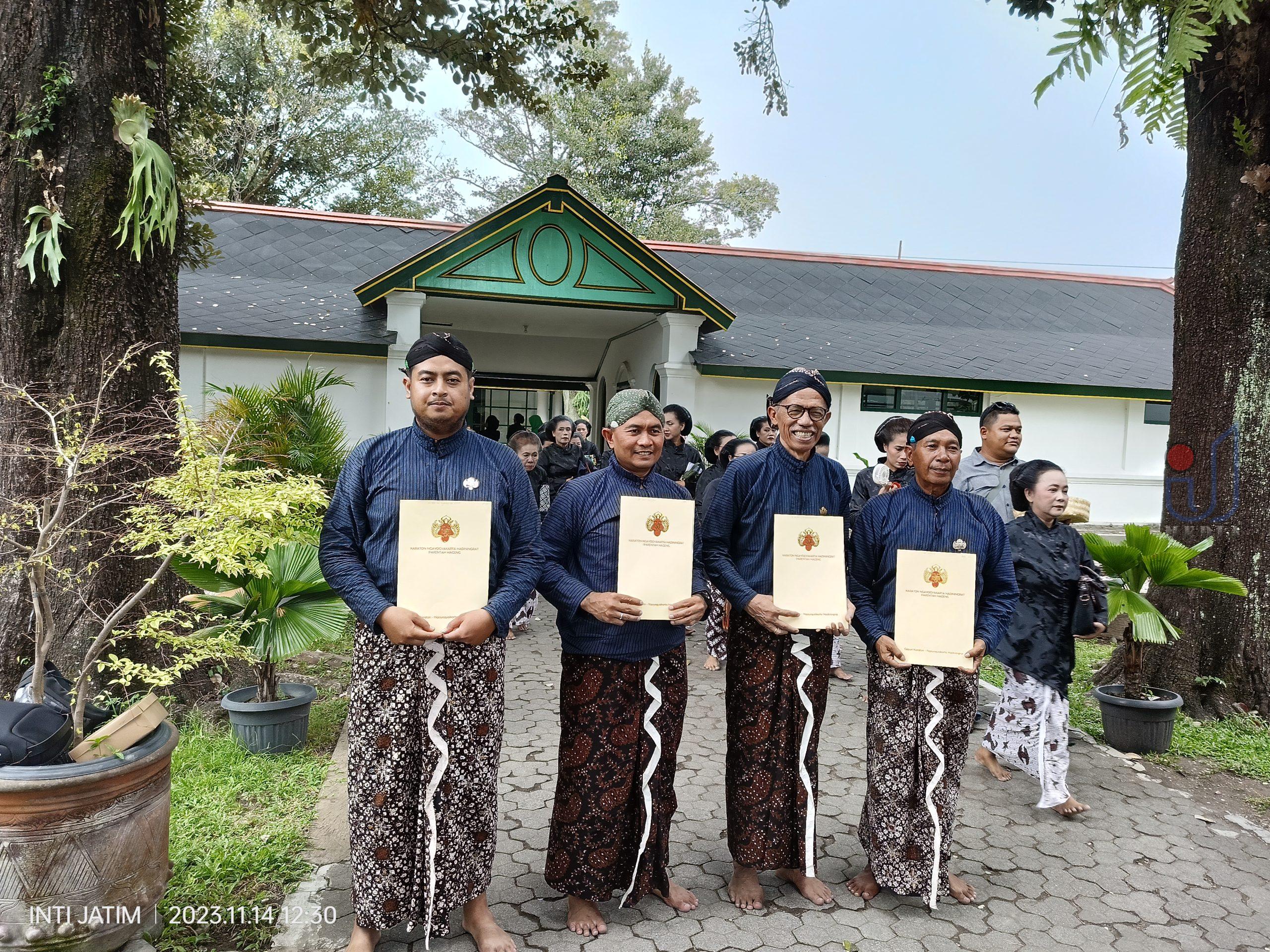 Mantan Bupati Magetan Suprawoto (Tengah, no 2 dari kanan), saat foto bersama abdi dalem lainnya dari Magetan Jawa Timur