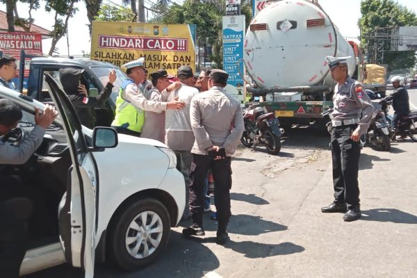 Belasan Calo SIM di Satpas Singosari Diamankan Petugas Img 20231219 Wa0067