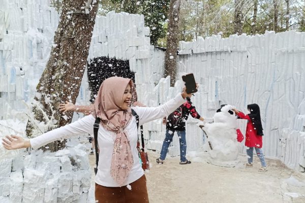 Pengunjung Snow Rocks Mojosemi Forest Park