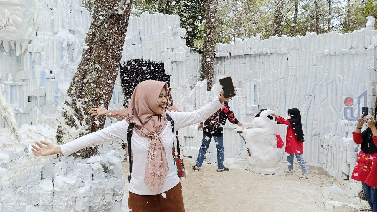 Pengunjung Snow Rocks Mojosemi Forest Park
