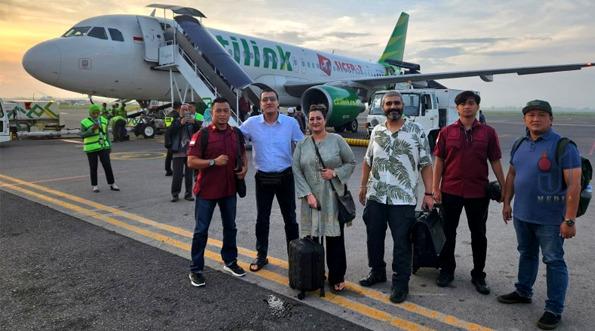 Tiga WNA Pakistan dikawal petugas Imigrasi Tanjung Perak sampai ke dalam pesawat yang hendak ditumpangi di Bandara Internasional Juanda.