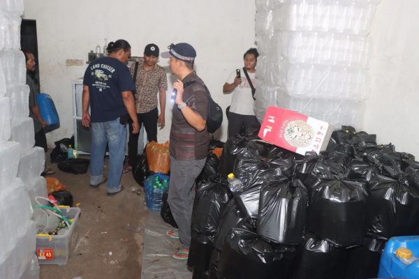 Gudang Miras Ilegal Digerebek Polisi, 3 Orang Jadi Tersangka Img 20240111 Wa0080