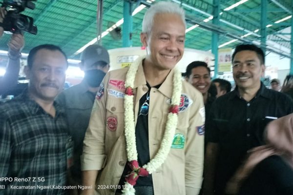 Berkunjung ke Ngawi, Ganjar Diserbu Karyawan Pabrik Sepatu Minta Foto Img 20240118 Wa0045