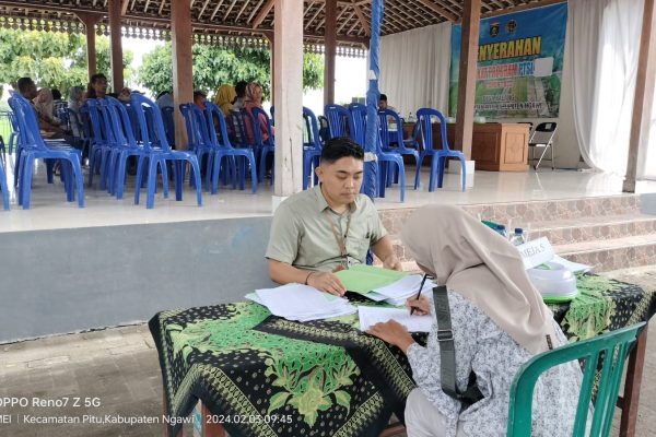 Penyerahan Sertifikat PTSL Tahun 2023 Desa Kalang Ngawi dengan Biaya Kesepakatan Rp.300 Ribu Img 20240203 Wa0026