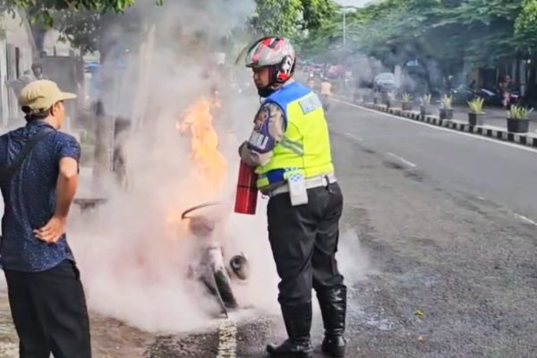 Aksi Heroik Polantas Padamkan Api Motor yang Terbakar Img 20240205 Wa0010