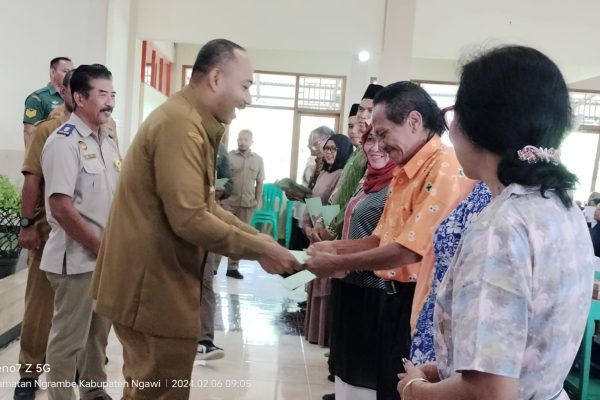 Warga Desa Ngrambe Terima Sertifikat Secara Simbolis dari Bupati Ngawi Ony Anwar Harsono