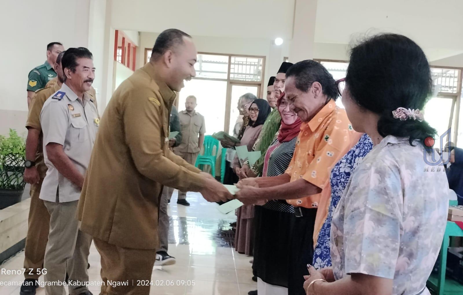 Warga Desa Ngrambe Terima Sertifikat Secara Simbolis dari Bupati Ngawi Ony Anwar Harsono