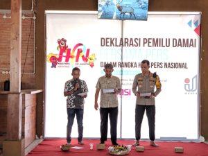 Pembacaan Teks Deklarasi Pemilu Damai Bersama Pj Bupati dan Kapolres, Dipandu Ketua SMSI Kab. Magetan, Jawa Timur