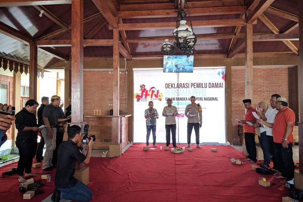 Pembacaan Teks Deklarasi Pemilu Damai Bersama Pj Bupati dan Kapolres, Dipandu Ketua SMSI Kab. Magetan, Jawa Timur
