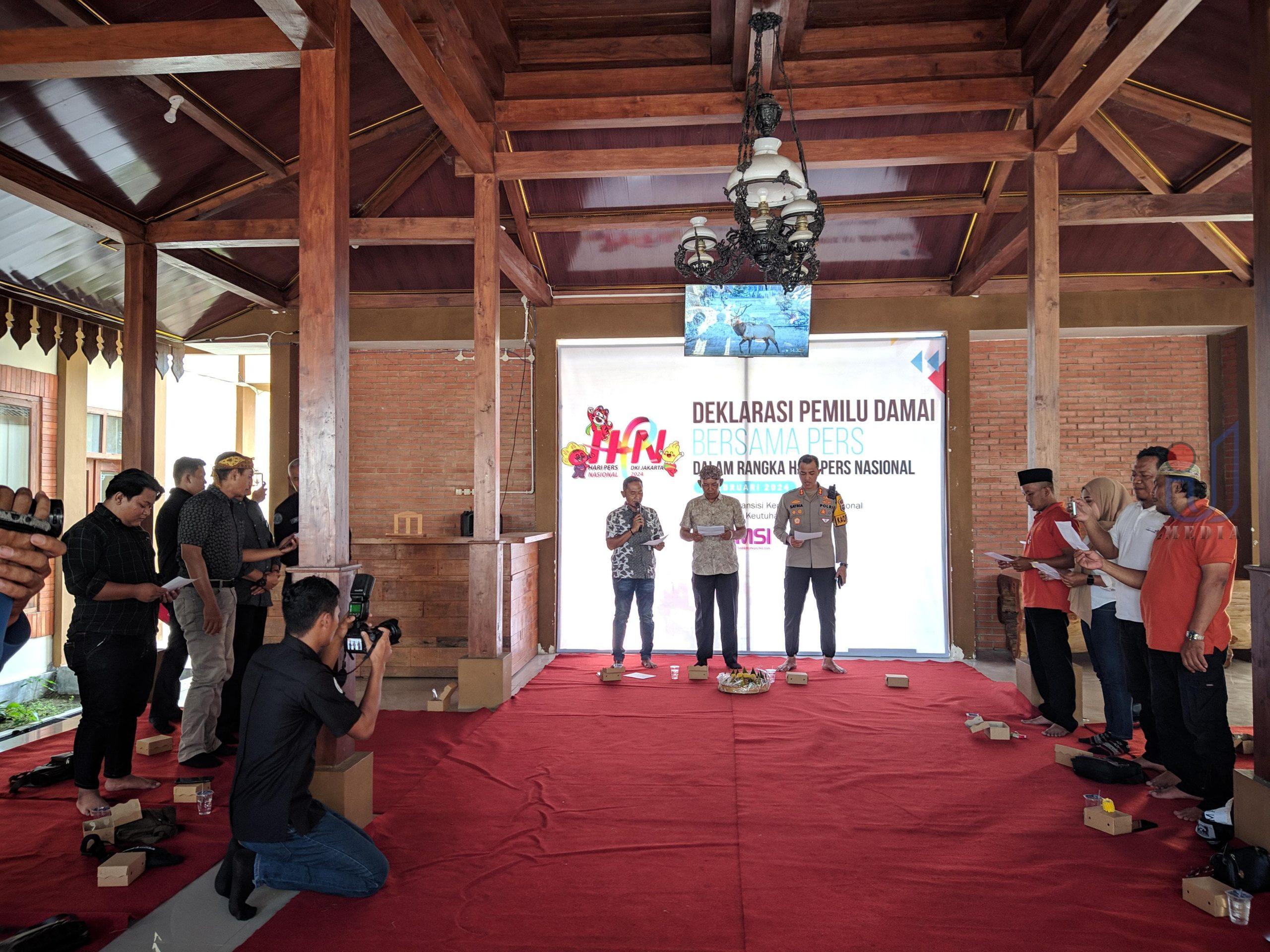 Pembacaan Teks Deklarasi Pemilu Damai Bersama Pj Bupati dan Kapolres, Dipandu Ketua SMSI Kab. Magetan, Jawa Timur