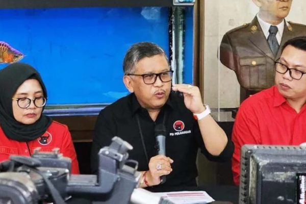 PDIP Optimis, MK Kabulkan Gugatan PHPU Pileg 2024 Sekretaris Jenderal PDIP Hasto Kristiyanto saat konferensi pers di Kantor PDIP, Jakarta, Senin (25/3/2024).