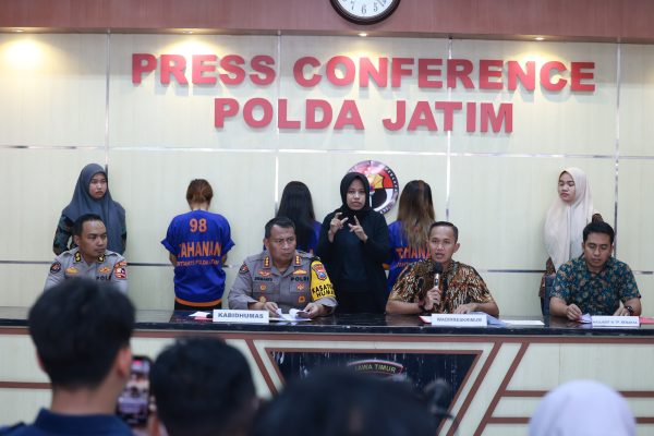 Tiga Selebgram di Jatim Ditetapkan Tersangka Kasus Investasi Bodong Konferensi Pers di Gedung Bidhumas Polda jatim, Jumat (5/4/2025).