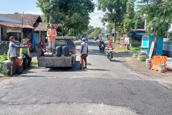 Persiapan PUPR Magetan Hadapi Lebaran, Tangani Jalan Berlobang Muhktar Wahid