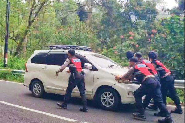 Kendaraan Tak Kuat Menanjak, Ada Drogban yang Membantu di Jalur Cemorosewu-Sarangan Oplus 131072