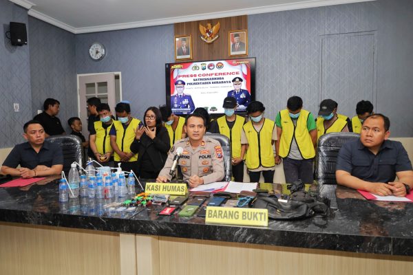 Polisi Grebeg 11 Pemain Narkoba di Jalan Kunti Surabaya Oplus 131072