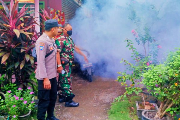 Cegah DBD, Polisi Dampingi Dinkes Tulungagung Lakukan Fogging Oplus 131072