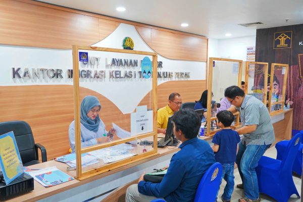 Layanan Paspor Simpatik Buka Akhir Pekan Diserbu Pemohon Oplus 131072