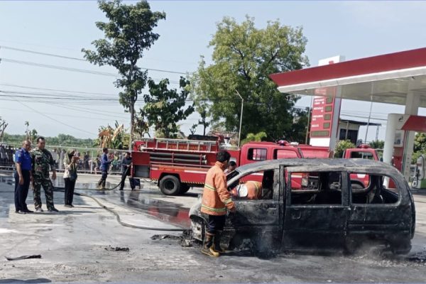 Tetap Waspada dan Hati-Hati, Sebuah Mobil Terbakar Usai Isi BBM di SPBU Magetan Gridart 20240520 194952992
