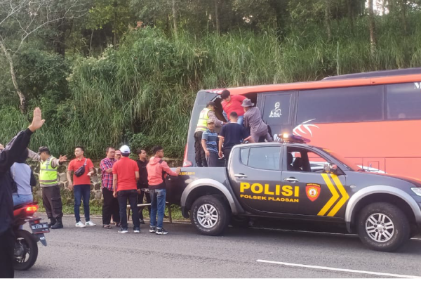 Terjadi Lagi…!!! Bus Pariwisata Alami Rem Blong dan Tergelincir di Jalan Raya Cemorosewu – Sarangan Gridart 20240616 180042756