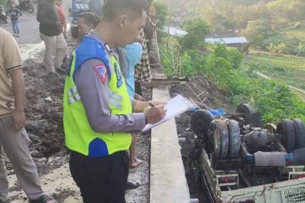 Truck Bermuatan Pasir Terguling di Magetan, Satu Orang Alami Luka Ringan Gridart 20240622 120639844