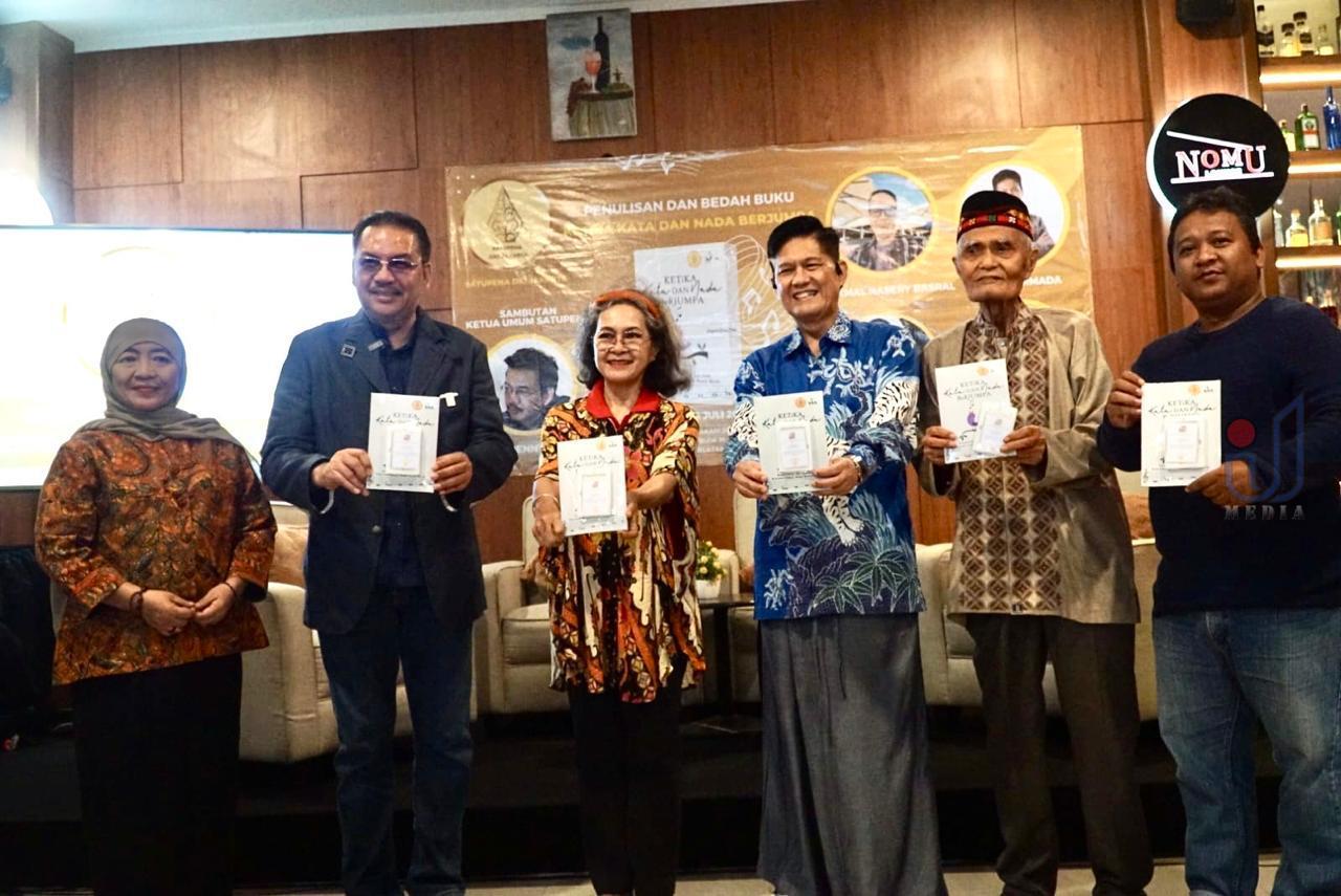 Pemberian secara simbolis buku musikalisasi puisi dengan bantuan artifisial intelegen pertama di Indonesia.