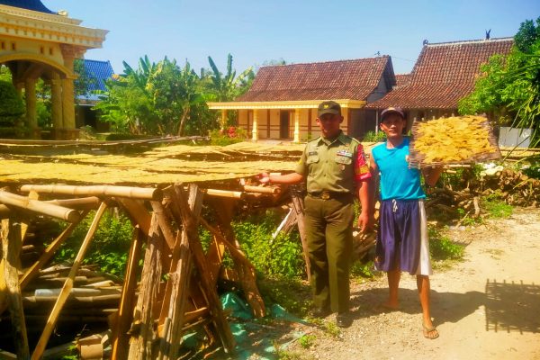 Anggota TNI Beri Motivasi Pelaku UMKM di Wilayah Binaanya Oplus 131072