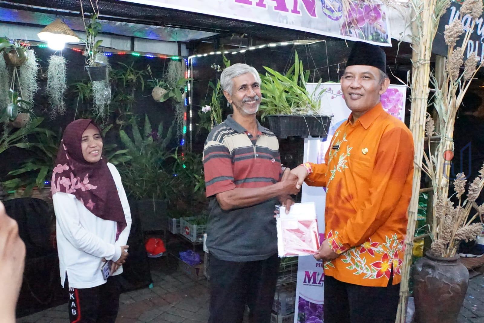 Pj Bupati Magetan, Bagikan Bendera Merah Putih