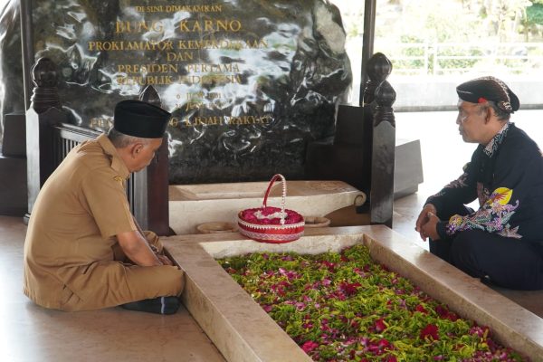 Pj Bupati Magetan Mampir Nyekar Makam Bung Karno