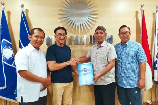 Hergunadi (tengah-kanan), Secara Resmi Daftar Cabup ke DPW PAN Jatim di Surabaya, pada Minggu (21/7/2024).