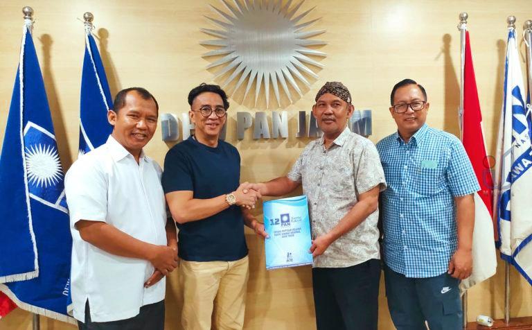 Hergunadi (tengah-kanan), Secara Resmi Daftar Cabup ke DPW PAN Jatim di Surabaya, pada Minggu (21/7/2024).