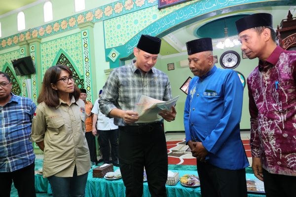 Terima Sertifikat Wakaf, Warga Pontianak Tak Lagi Khawatir Kehilangan Masjid