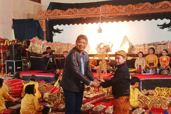 Tosan Aji Jilid 4 di Magetan Ditutup dengan Wayang Kulit Dalang Cilik
