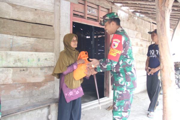 Dansatgas TMMD 121 Kodim Ngawi Berikan Bantuan Sosial kepada Masyarakat