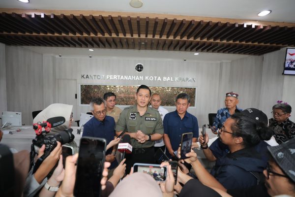 Menteri AHY saat meninjau Pelayanan Tanah Akhir Pekan (PELATARAN) di Kantor Pertanahan (Kantah) Kota Balikpapan, pada Minggu (11/08/2024).