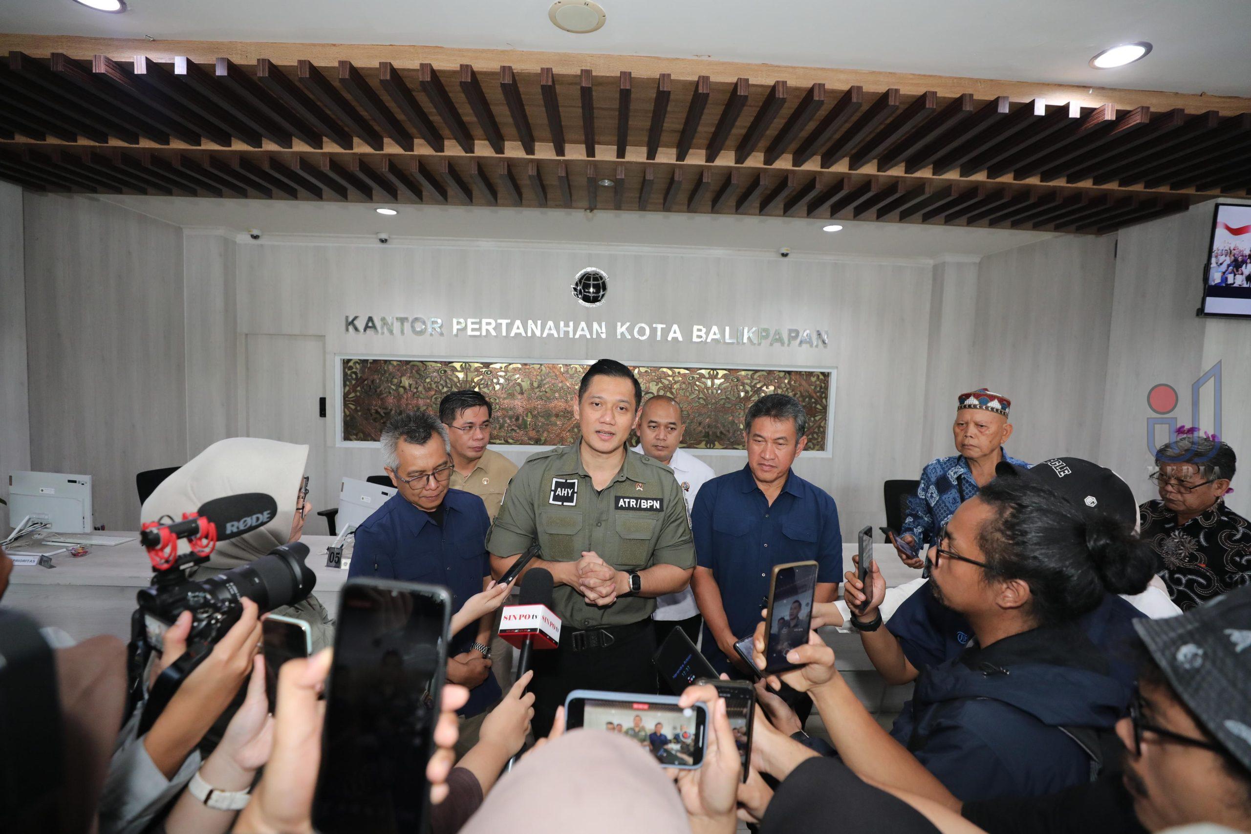 Menteri AHY saat meninjau Pelayanan Tanah Akhir Pekan (PELATARAN) di Kantor Pertanahan (Kantah) Kota Balikpapan, pada Minggu (11/08/2024).