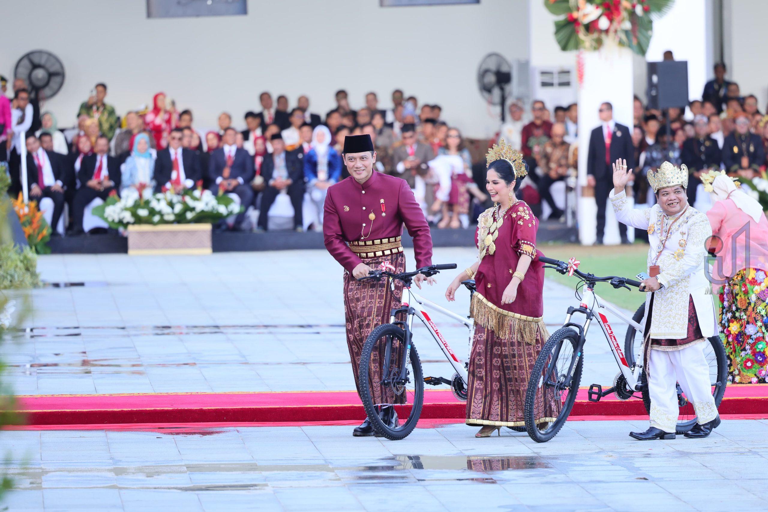 Menteri AHY Saat Memakai Busana Adat Sulawesi Selatan