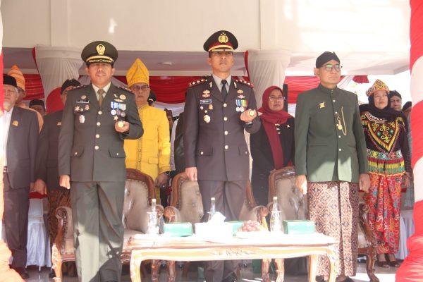 Penuh Khidmat, Dandim Ngawi Bersama Forkopimda Ikuti Upacara HUT RI ke-79 Dandim 0805/Ngawi Saat Mengikuti Upacara Peringatan HUT ke-79 Kemerdekaan RI