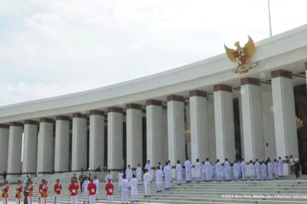 Kirab Bendera Pusaka dan Salinan Teks Proklamasi, di Istana Negara IKN, Kalimantan Timur.