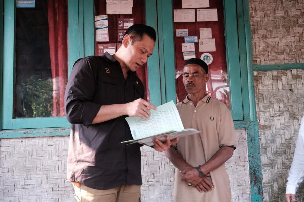 Tampung Aspirasi Masyarakat, Menteri AHY Turun Langsung Serahkan Sertifikat PTSL
