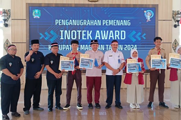 Tim Digital Smagas (empat dari kiri) Juara 1 Lomba Inotek Kategori Pelajar Tingkat 2024