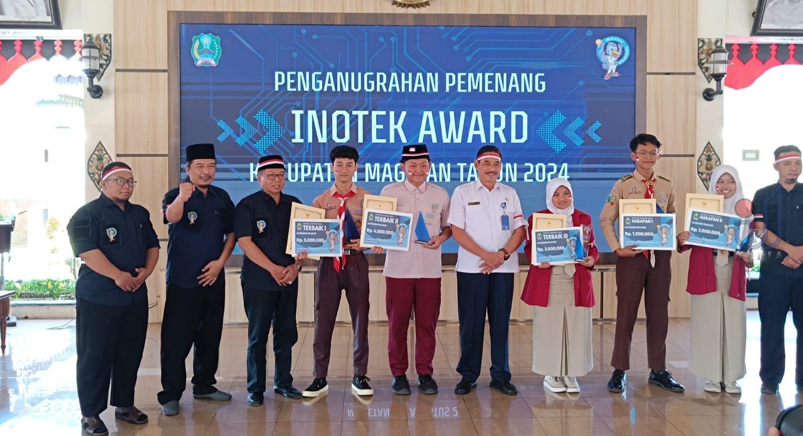 Tim Digital Smagas (empat dari kiri) Juara 1 Lomba Inotek Kategori Pelajar Tingkat 2024