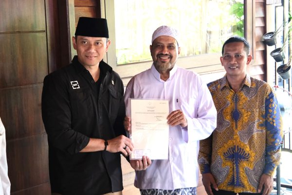 Menteri AHY Serahkan Puluhan Sertifikat Tanah Wakaf di Pasuruan