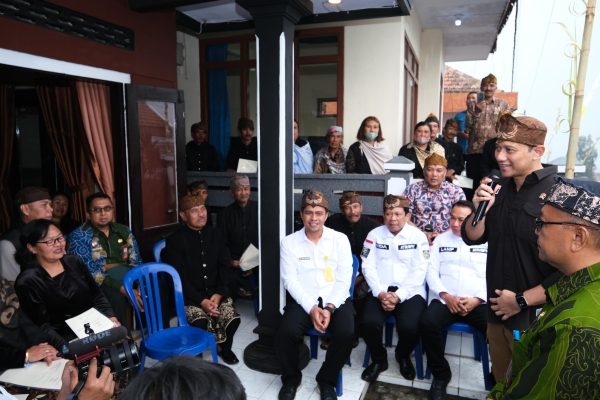 Menteri AHY Serahkan Sertifikat Tanah Elektronik Kepada Warga Kawasan Taman Nasional Bromo