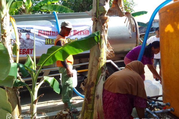 Paslon HEBAT Peduli Kekeringan di Magetan, Warga Antri Air Bersih
