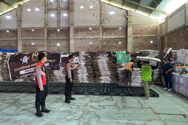 Pengamanan Logistik Kotak Suara di Gudang KPUD Magetan, Polisi Siaga 24 Jam