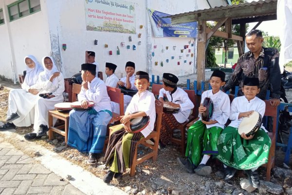 Tampil Apik dan Potensial, Hadroh SDN Kerek Sering Tampil di Hajatan Warga